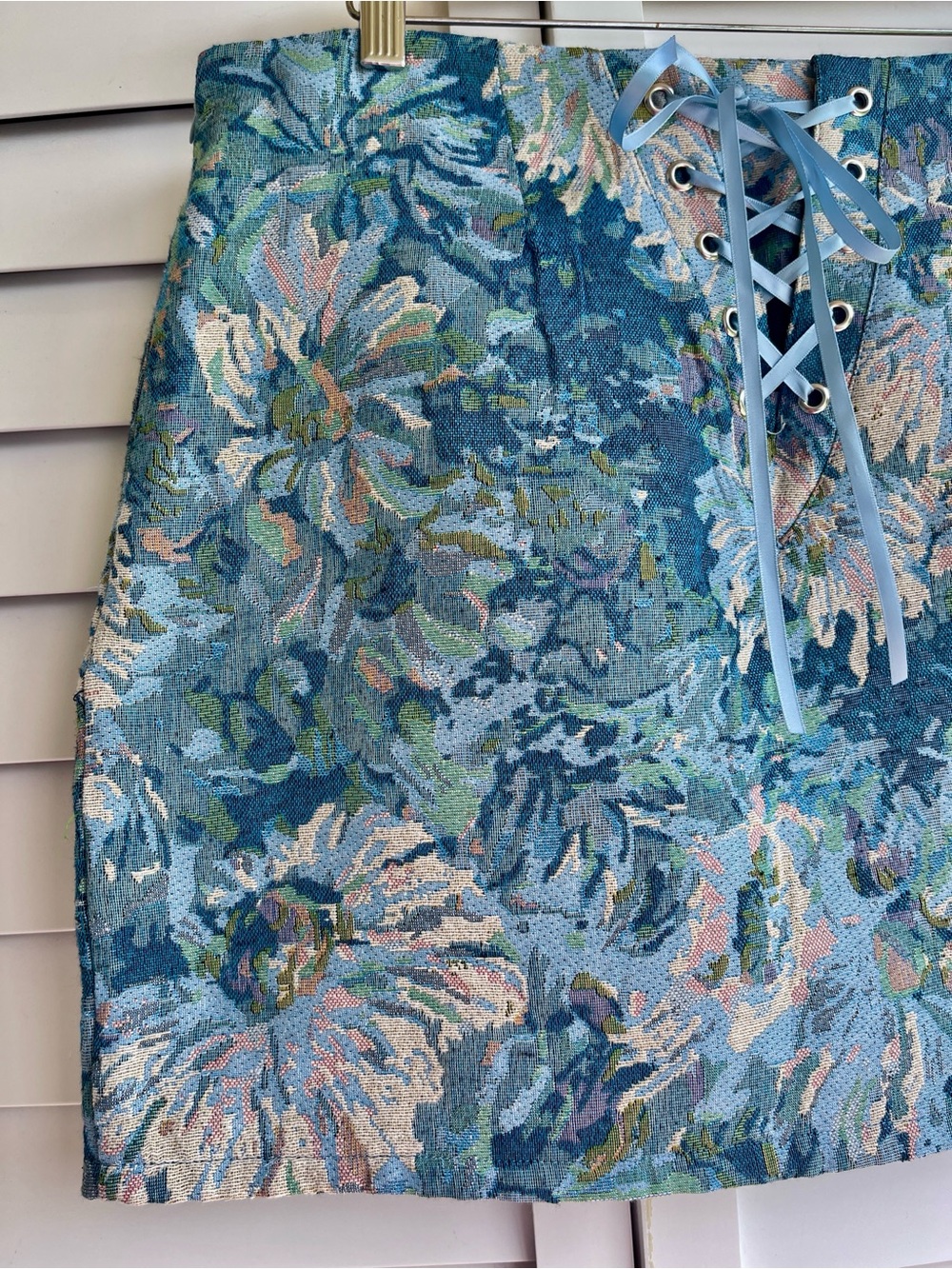 Steve Madden Blissful Blue Floral Brocade Lace-Up Back Mini Skirt Size L NWT - Picture 4 of 16